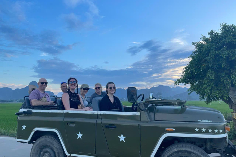 نينه بينه: غروب الشمس من كهف موا ومشي هوا لو ليلاًسيارة جيب قديمة للجيش الأمريكي