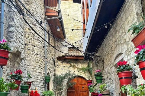 De Tirana/Durres/Golem : Tour de Berat (UNESCO) et du lac Belshi.Depuis Tirana : Tour de Berat (UNESCO) et du lac Belshi.