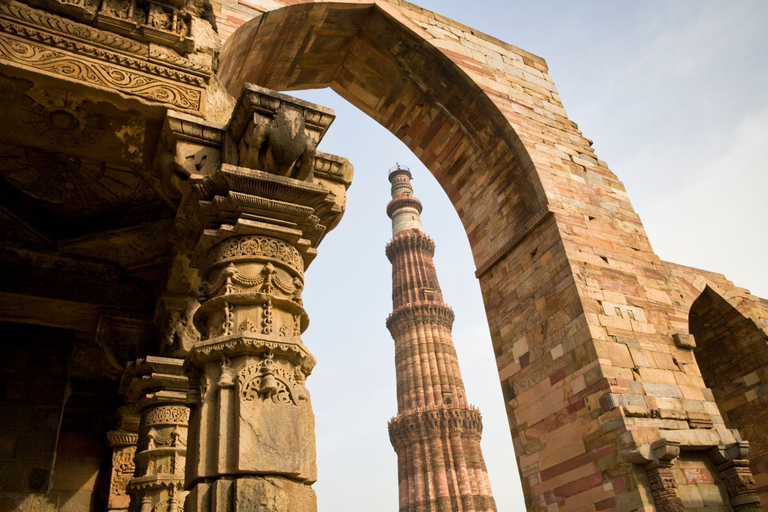 Desde Delhi: Visita a la Vieja y Nueva Delhi en coche de lujo con almuerzoTransporte de lujo y guía turístico profesional.