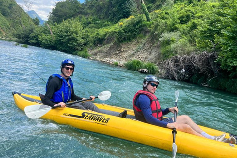 Kajakpaddling i floden Viosa - AlbanienGjirokastra:Kajakpaddling i floden Viosa