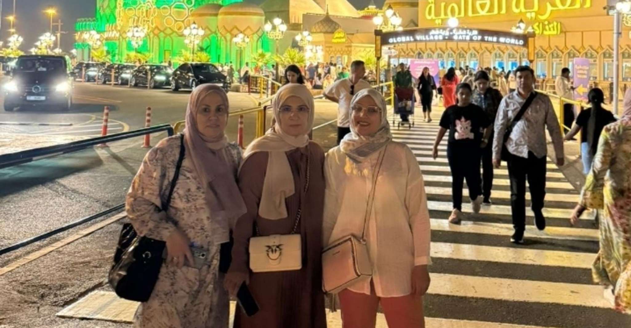 Dubai: Private Shopping City Tour and Global Village Tickets