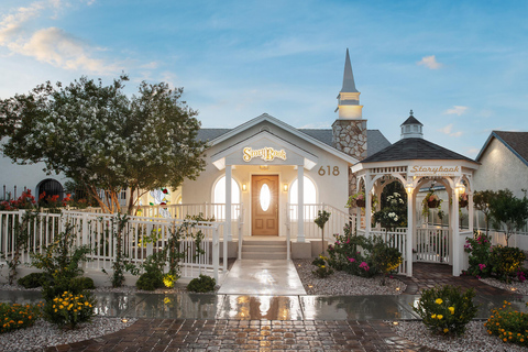 Vegas – Hochzeit oder Erneuerung des Eheversprechens in der Storybook Wedding ChapelVegas - Hochzeit oder Erneuerung des Eheversprechens in der Storybook Wedding Chapel