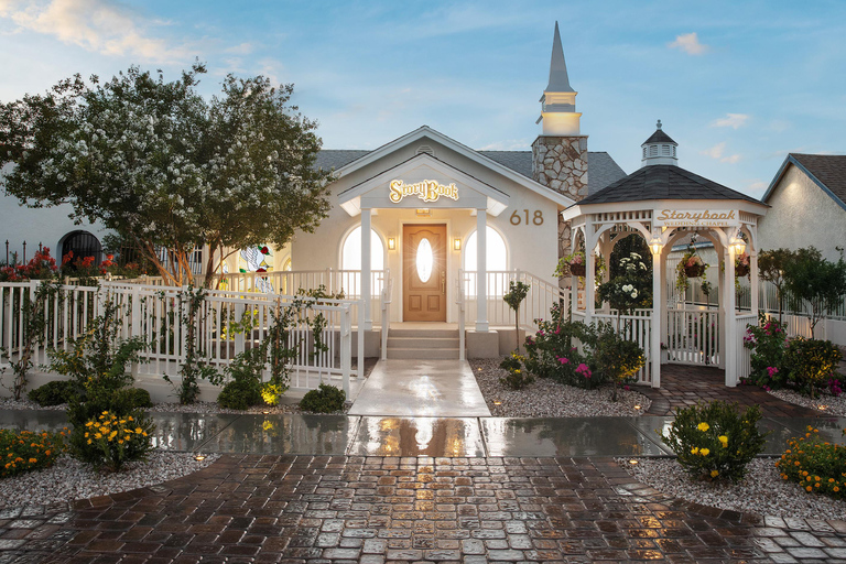 Vegas – Hochzeit oder Erneuerung des Eheversprechens in der Storybook Wedding ChapelVegas - Hochzeit oder Erneuerung des Eheversprechens in der Storybook Wedding Chapel