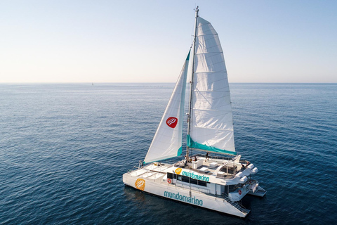 Málaga: Catamarán a Vela con Natación y Almuerzo de PaellaCatamarán con baño, almuerzo y asientos en la red