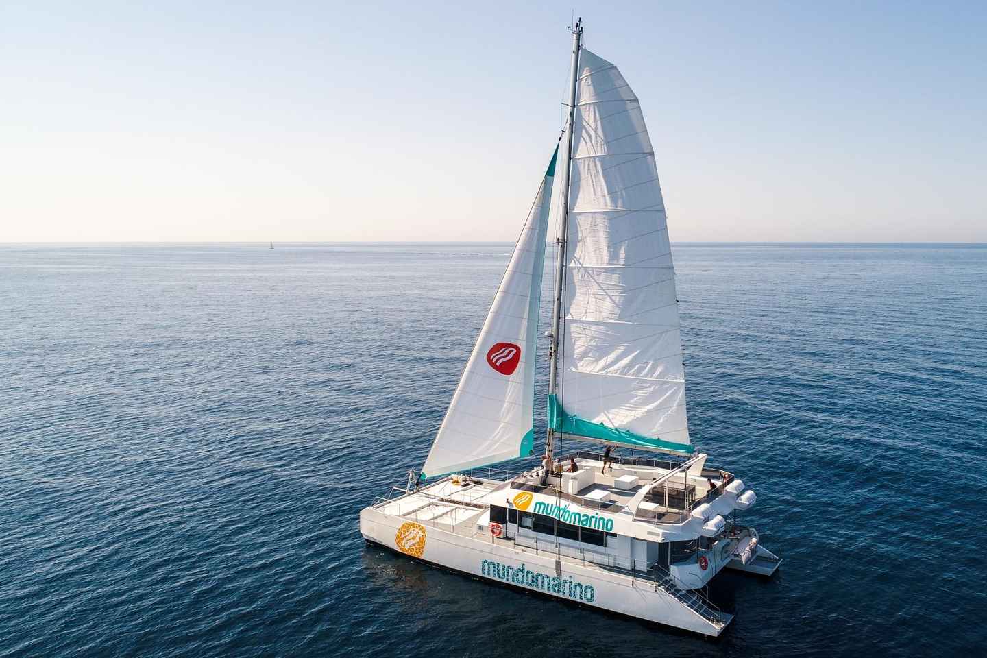 Paseo en Catamarán por la Bahía de Málaga con Parada para Nadar y DJ Opcional