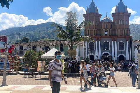 Guatapé: Boat Tour, Peñol Rock & Colorful Town with Meals