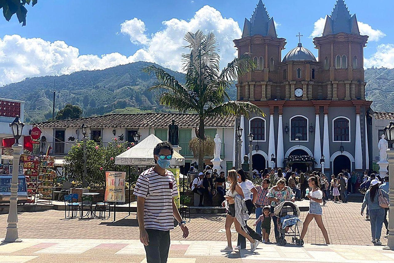 Guatapé: Boat Tour, Peñol Rock & Colorful Town with Meals