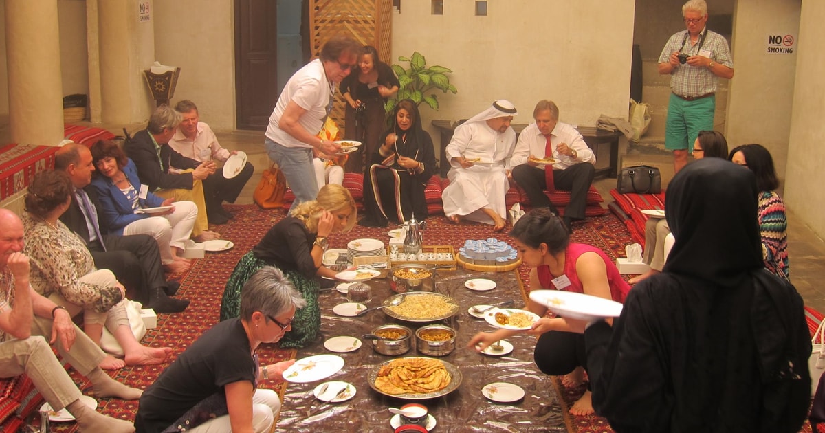 Foto de Tradicional Árabe Saudações Entre Dois Sheiks e mais fotos