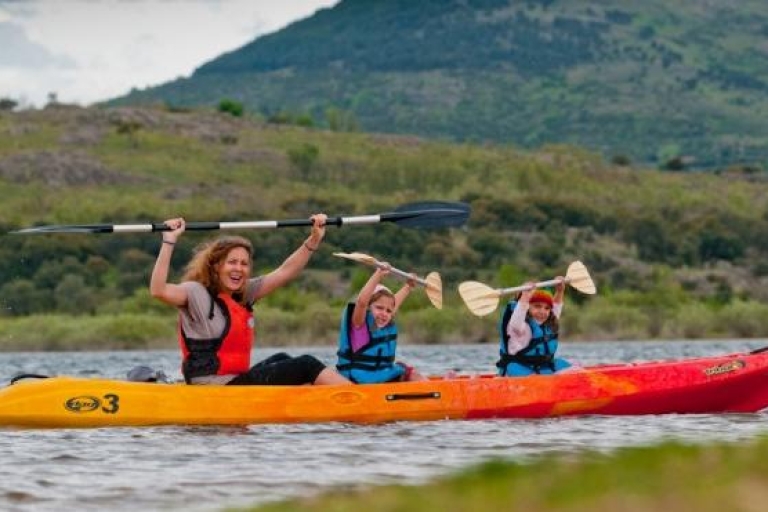 Experiencia en canoa por el lago de montaña desde Madrid