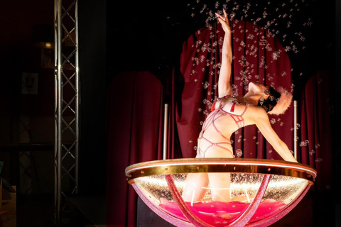 Cologne: Echtzeit Burlesque Dinner Night: BBQ & Drinks vs. Glitz & Glamour Cologne: Real-Time Burlesque Dinner Night: BBQ & Drinks vs. Glitz & Glamour