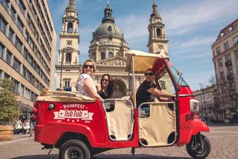 Budapest: Private Tuk-Tuk Tour & Bootstour durch die Stadt