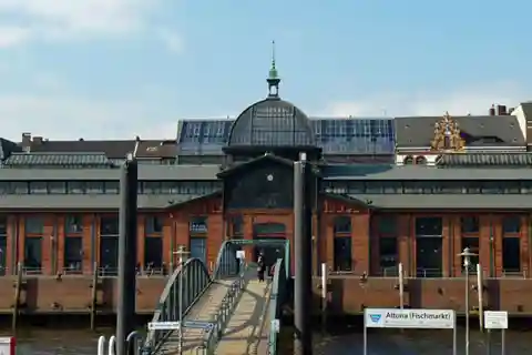 Hamburg: 2-Hour Tour Along the Elbe