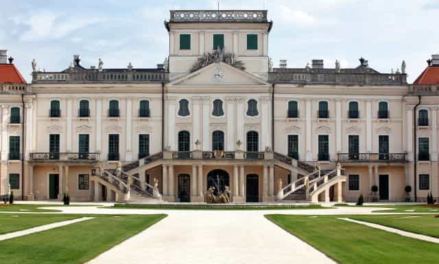 budapest to vienna 1way transfer tour and wine tasting