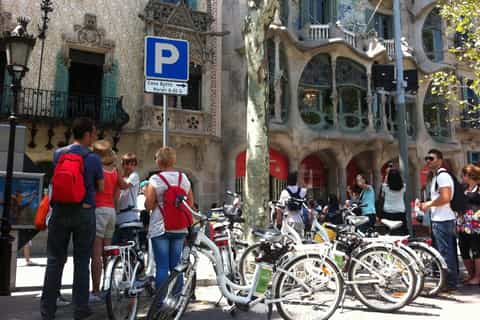 Barcelona: Private 5 Neighborhoods Tour by Electric Bike