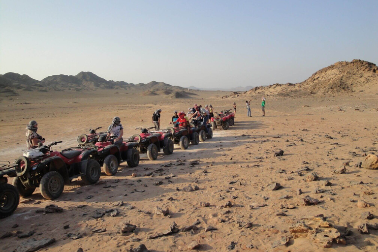 Woestijntour: quadrit, diner, zonsondergang, kamelenritTour met ophaalservice vanuit Hurghada, in de stad