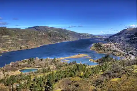 Portland: Columbia Gorge Wine and Waterfalls Day Tour