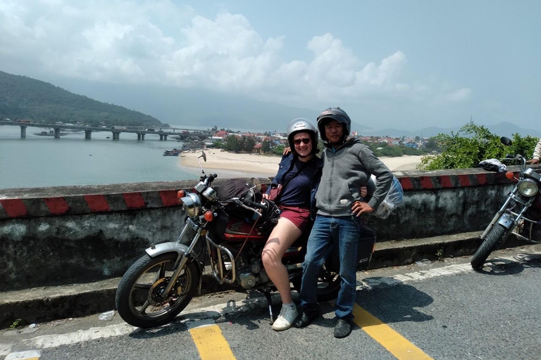 Hoi An: Motorradtransfer nach Hue mit Hai Van PassHoi An nach Hue optional Champa-Turm und An Bang-Friedhof