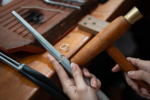 Fabrication de bijoux en argent près de la forêt des singes d&#039;Ubud