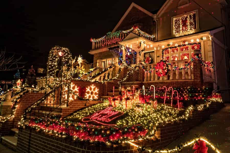 Entdecke die Magie der Weihnachtslichter in Dyker Heights, NYC. Foto: GetYourGuide