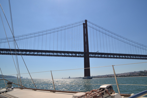 Lisboa: Passeio de barco com bebidas e lanches