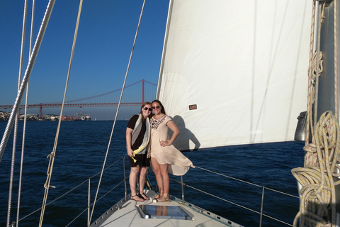 Lisbon: Sailing Tour with Drinks and Snacks