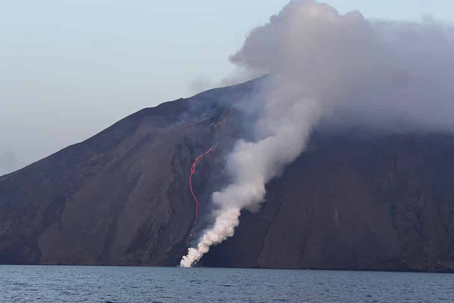 Ab Tropea: Vulcano, Lipari, Stromboli bei Tag. Foto: GetYourGuide Ab Tropea: Vulcano, Lipari, Stromboli bei Tag. Foto: GetYourGuide