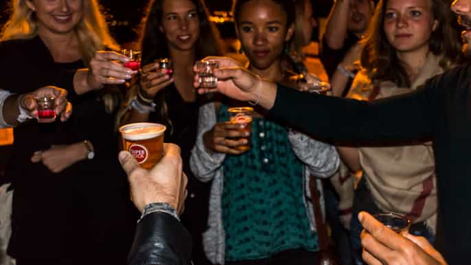 lisbon pub crawl with free drinks