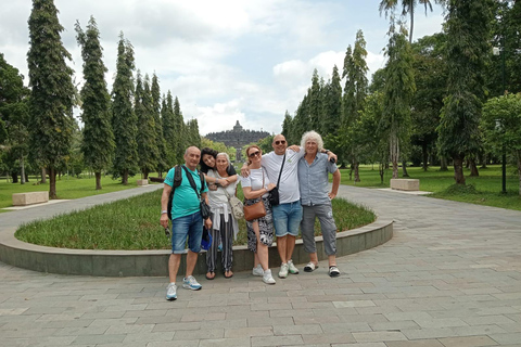 Yogyakarta : Borobudur à l'aube, quad sur le Merapi et PrambananBorobudur à l'aube (accès VIP), Merapi en quad et Prambanan