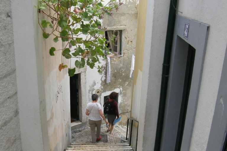 Lizbona: piesza wycieczka po dzielnicach zamku Alfama i São JorgeWycieczka grupowa w języku portugalskim