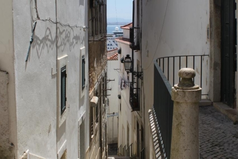 Lissabon: wandeltocht door de kasteelkwartieren Alfama en São JorgeGroepsreis in het Engels