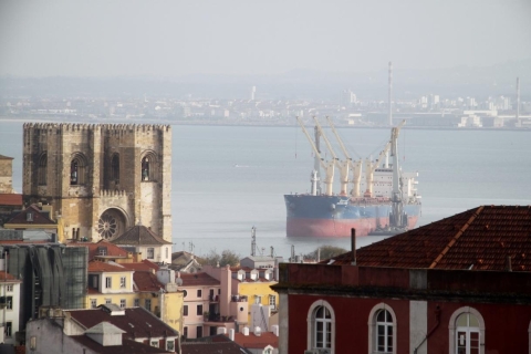 Lisbon: Alfama and São Jorge Castle Quarters Walking Tour Private Tour in German