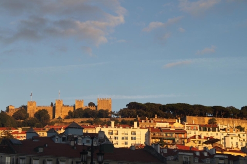 Lisbon: Alfama and São Jorge Castle Quarters Walking Tour Group Tour in Spanish
