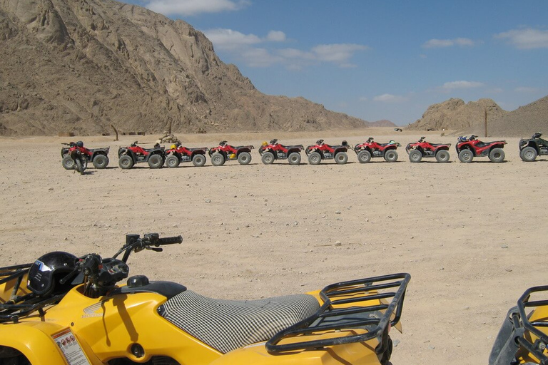 Woestijntour: quadrit, diner, zonsondergang, kamelenritTour met ophaalservice vanuit Hurghada, in de stad