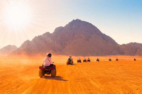 Woestijntour: quadrit, diner, zonsondergang, kamelenritTour met ophaalservice vanuit Hurghada, in de stad