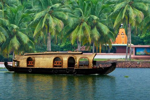 Casa flotante en remansos y fuerte Kochi desde puerto Cochín