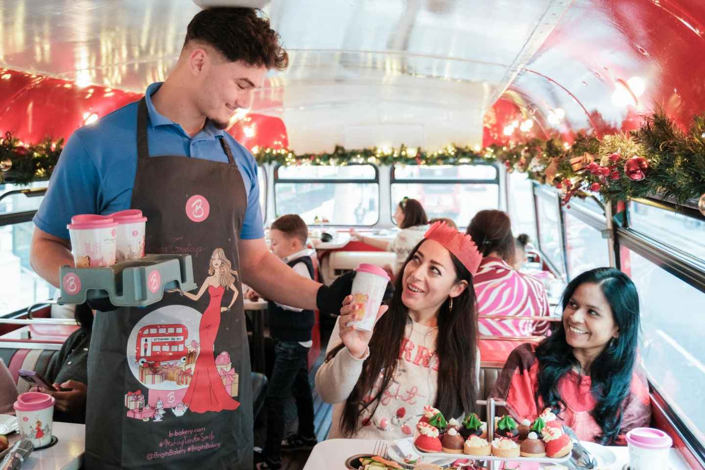 London: Christmas Afternoon Tea Sightseeing Bus Tour