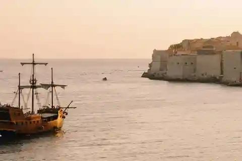 Dubrovnik: Galleon-krydstogt med live-show og drink ved solnedgang