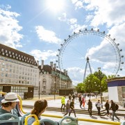 London: 「Tootbus」必見の観光名所を巡るホップオン ホップオフ バスツアー