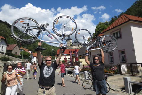 Tour in bicicletta della Coutryside fino al Castello di Karlstejn.Tour in bici di un&#039;intera giornata da Praga al Castello di Karlstejn