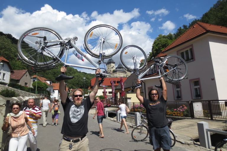 Tour in bicicletta della Coutryside fino al Castello di Karlstejn.Tour in bici di un&#039;intera giornata da Praga al Castello di Karlstejn