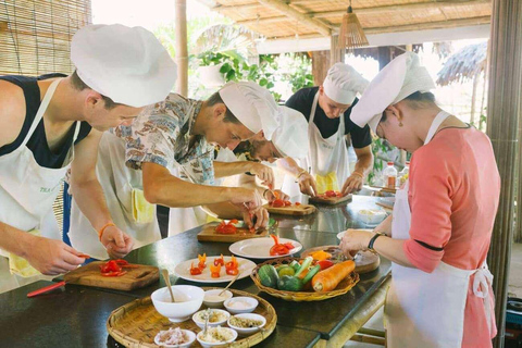 École de cuisine végétalienne à Hoi An avec un chef local et un bateau-panier