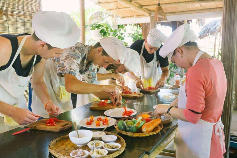 École de cuisine végétalienne à Hoi An avec un chef local et un bateau-panier