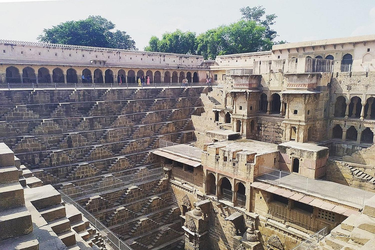 Från Agra till Jaipur: Chand Baori och Fatehpur Transfer Tour