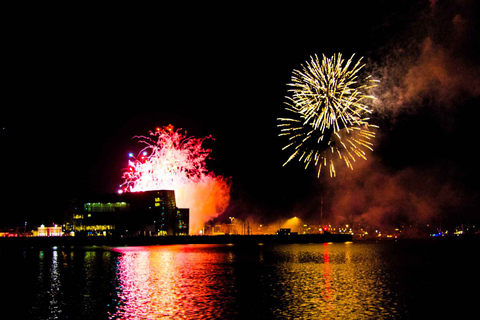 Reykjavik: Cruzeiro com fogos de artifício na véspera de Ano NovoCruzeiro de fogos de artifício na véspera de Ano Novo