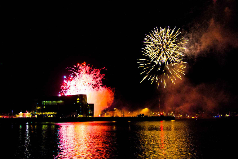 Reykjavik: Cruzeiro com fogos de artifício na véspera de Ano NovoCruzeiro de fogos de artifício na véspera de Ano Novo