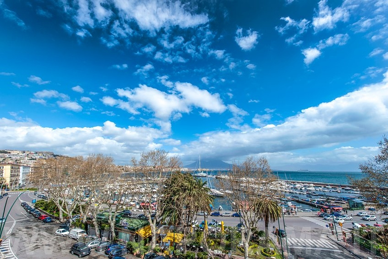 Tour panoramico e privato di Napoli in Vespa d&#039;epoca