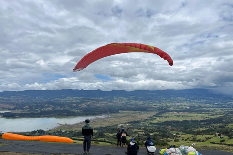 BOGOTA: Gleitschirmfliegen in Guatavita und Köstlichkeiten auf der Alpina-Hütte