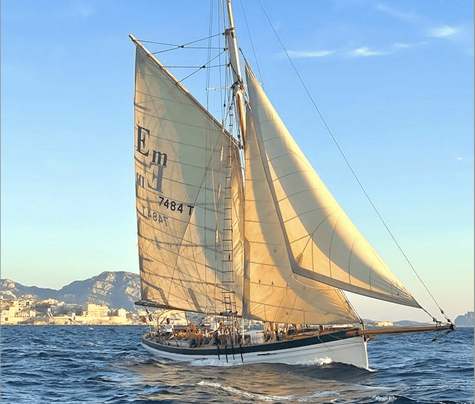 Marseille: Sonnenuntergangsfahrt mit Cocktail-Dinner auf den Frioul-Inseln