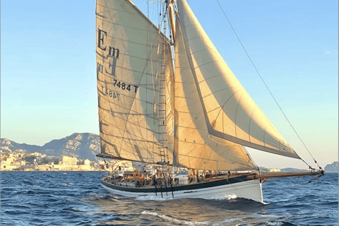 Marseille : Cocktail dînatoire en croisière au coucher du soleil dans les îles du Frioul