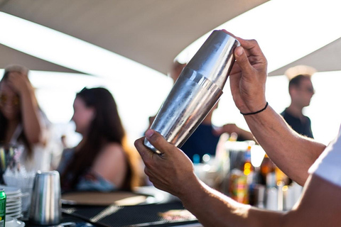 Athènes : Croisière à la nage avec déjeuner, vin et DJ live à bord